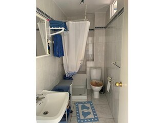 Badezimmer mit Dusche und WC