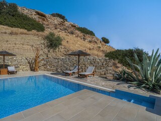 Pool mit Sonnenterrasse