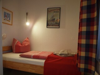 Das Schlafzimmer mit Einzelbett