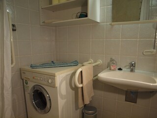 Badezimmer mit Waschmaschine