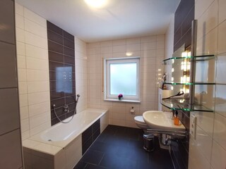 Quartier12*** - BERG - modernes Bad mit Fenster