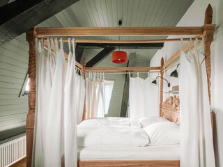 Master-bedroom with four-poster bed