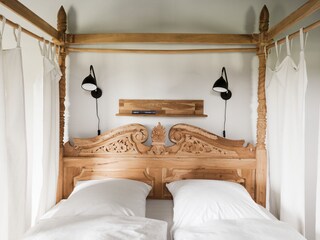 Four-poster bed