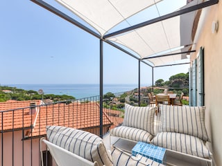 Terrasse mit Tisch und Stühle und lounge corner