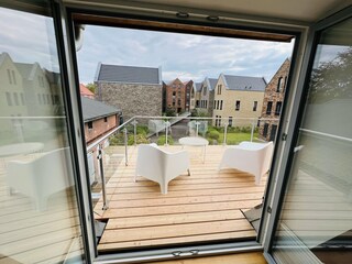 Zutritt zum möblierten Balkon