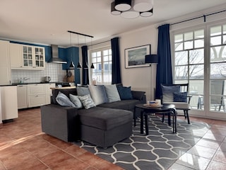 Blick in den hellen Wohnraum