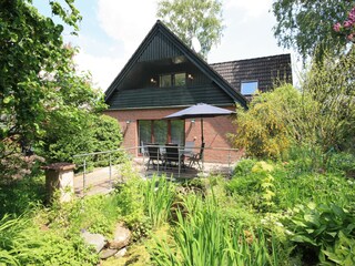 Süd-West Ansicht mit Terrasse und Loggia