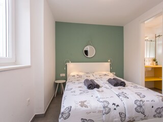 Das kleinere Schlafzimmer verfügt  zweites Badezimmer.