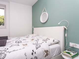 Kleineres Schlafzimmer mit Bett 140*200.