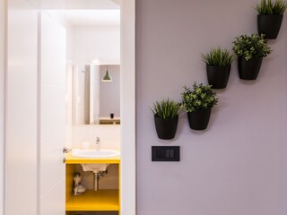 Eingang zum Hauptbadezimmer vom Wohnzimmer aus.