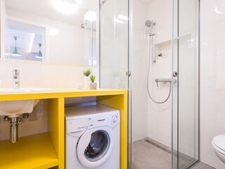 Im Hauptbadezimmer befindet sich eine Waschmaschine.