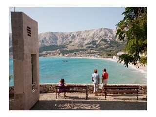 Der Hauptstrand in Baška – „Vela Plaža“.
