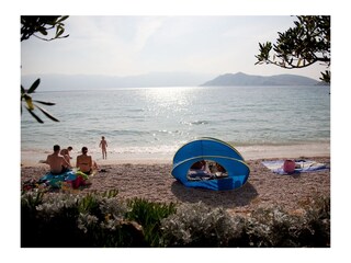 Der Strand ist kiesig und für Kinder geeignet.