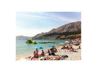Am Strand gibt es Einrichtungen für Kinder & Erwachsene