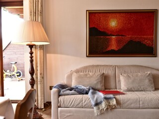 Wohnzimmer mit Satelliten-Flachbildfernseher, Sofa und