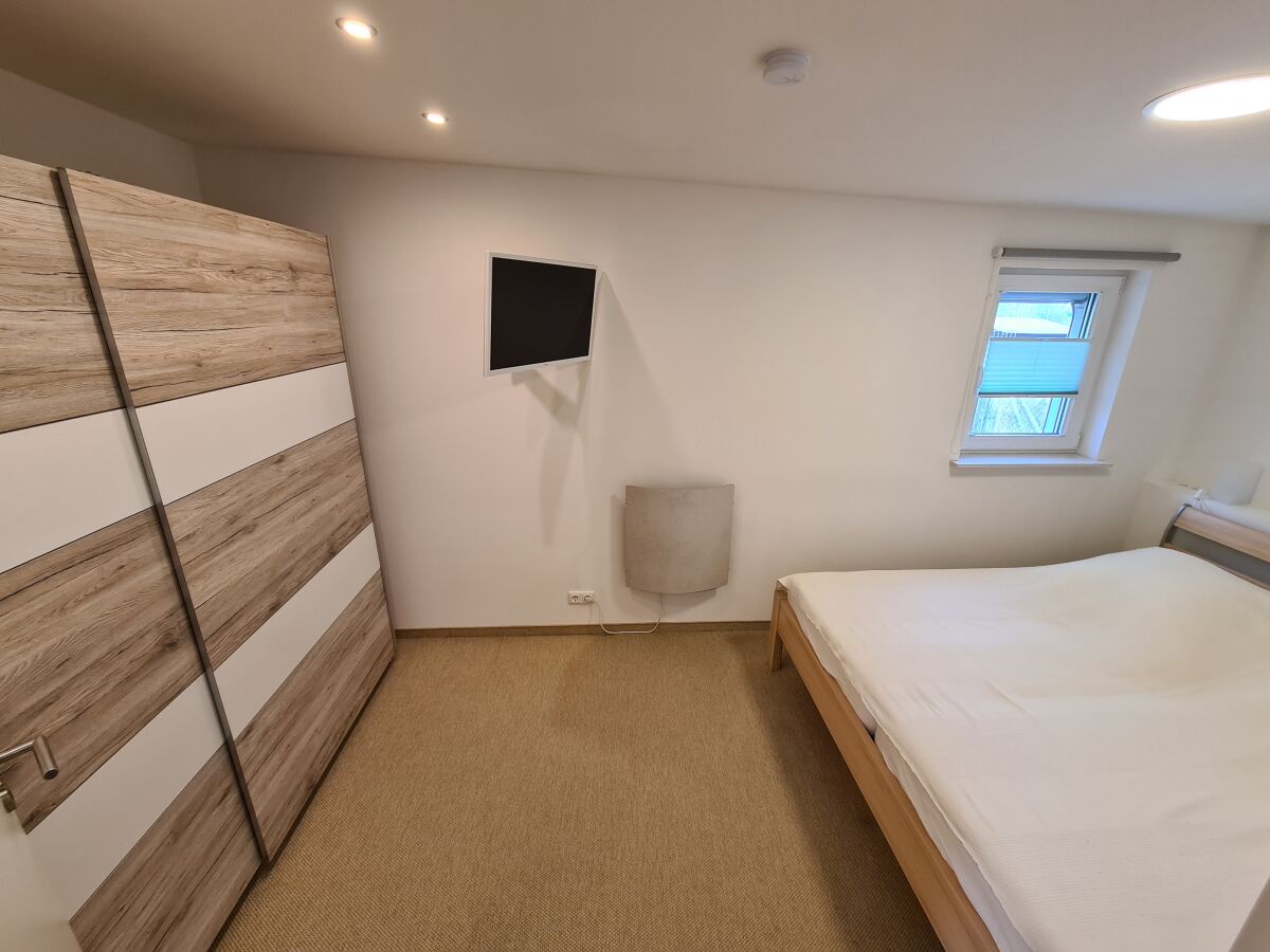 Schlafzimmer 1 mit LED TV, Kleiderschrank,Fenster