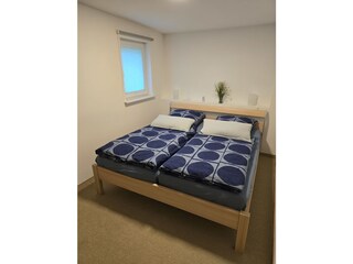 Schlafzimmer 1 mit großen Doppelbett