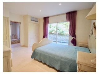 Bedroom with terrace at the side