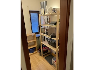 Abstellkammer mit Mikrowelle, Wäschekorb & Ständer