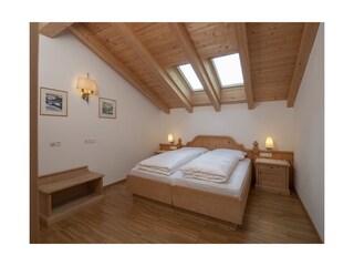 Schlafzimmer mit Doppelbett