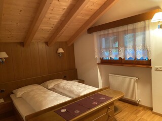 Schlafzimmer mit Doppelbett