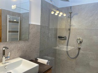 Badezimmer mit Dusche