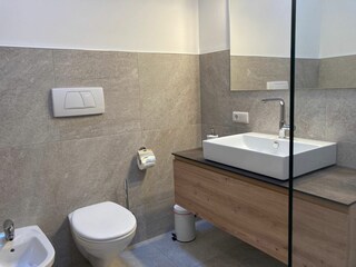 Badezimmer mit Dusche