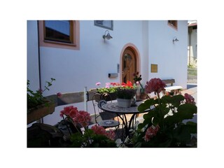 Haus Juen, Eingang/Blumen