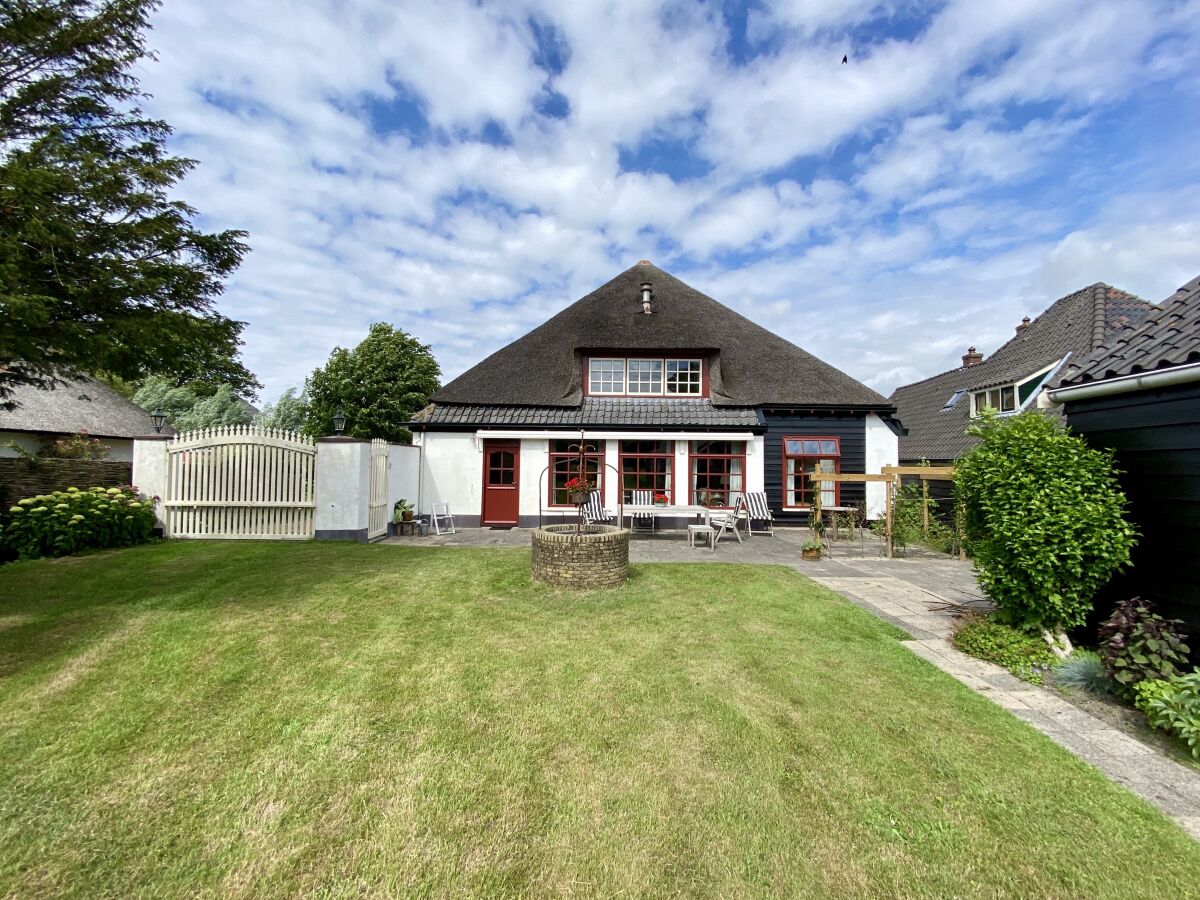 Koningshof mit großem Garten und schöner Aussicht.