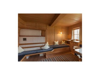 Aussermoos-Zuhaus_wohnzimmer_mit_kachelofen