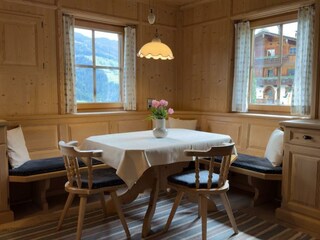 Aussermoos-Zuhaus_wohnzimmer_mit_kachelofen