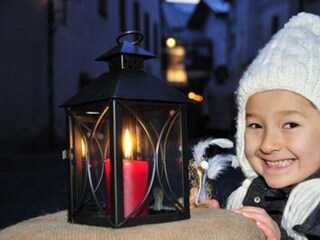 Kind mit Laterne+Kerze