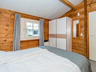 Schlafzimmer 1 mit Doppelbett (160x200) und Schrank