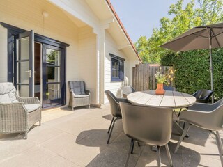 Die sonnige Terrasse mit Gartengruppe