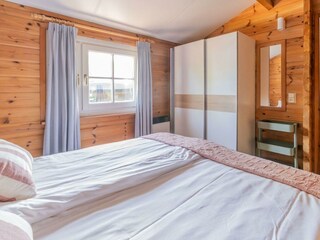Schlafzimmer 1 mit Doppelbett und Kleiderschrank