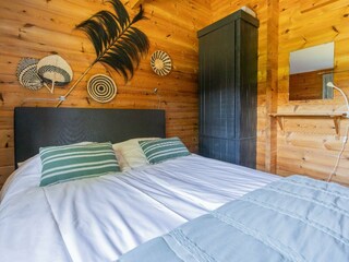 Schlafzimmer 2 mit Doppelbett (140x200) und Schrank