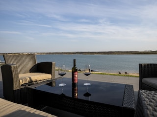 Glas Wein auf der Terrasse