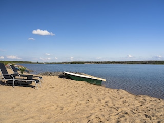 Strand mit Liegen und Boot