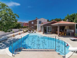 Villa Emily met zwembad in Medulin