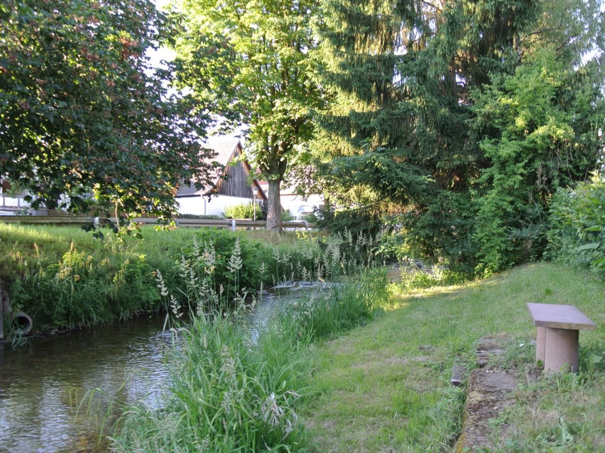 Der"Klemmbach" begrenzt plätschernd unseren Garten