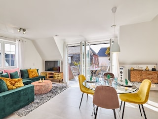 Wohn-/Esszimmer mit Balkon