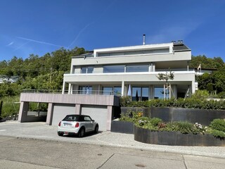 Haus mit Parkplätzen - Sicht auf die Terrasse der FEWO