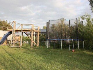 Trampolin und Hochturm mit Rutsche