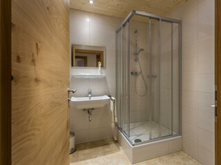 Jedes Appartement verfügt über ein Bad mit Dusche.