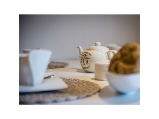 Beginnen sie den Tag zu Zweit bei gutem Tee.