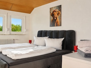 Schlafzimmer mit Doppelbett und Naturblick