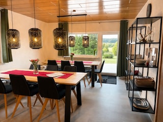 Esszimmer mit Ausblick auf die Terrasse