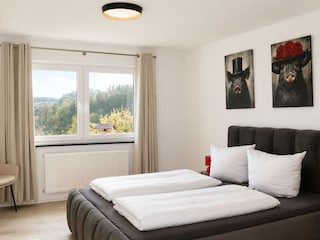 Schlafzimmer im Obergeschoß mit Naturausblick