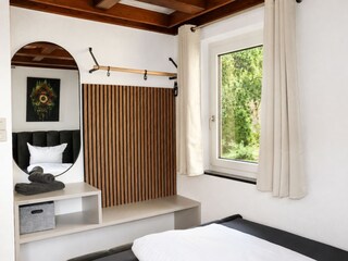 Garderobe im Schlafzimmer im Obergeschoß