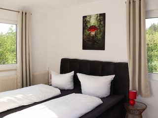 Einladendes Schlafzimmer mit großem Bett